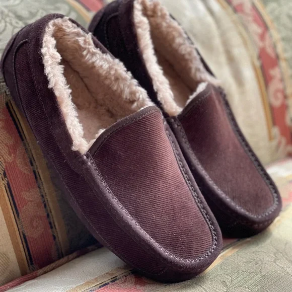 Ugg Men’s Ascot Corduroy Driver Slippers Size 8
N10-13 - Picture 2 of 5